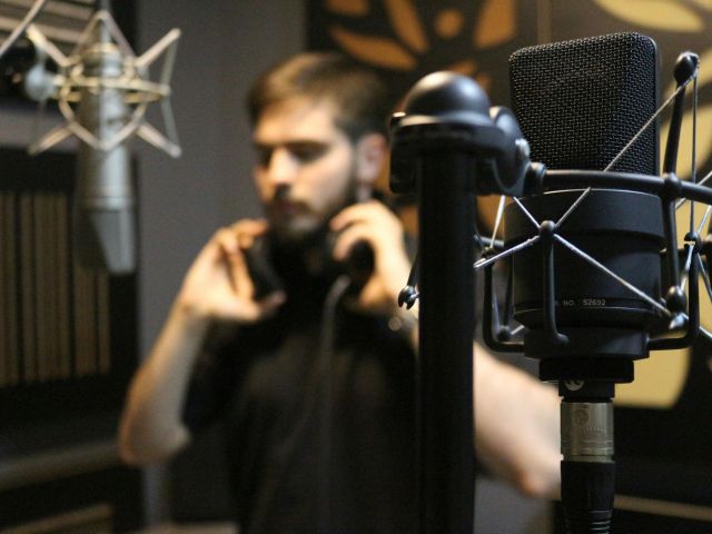 Professional Audiobook Narrators for Every Genre